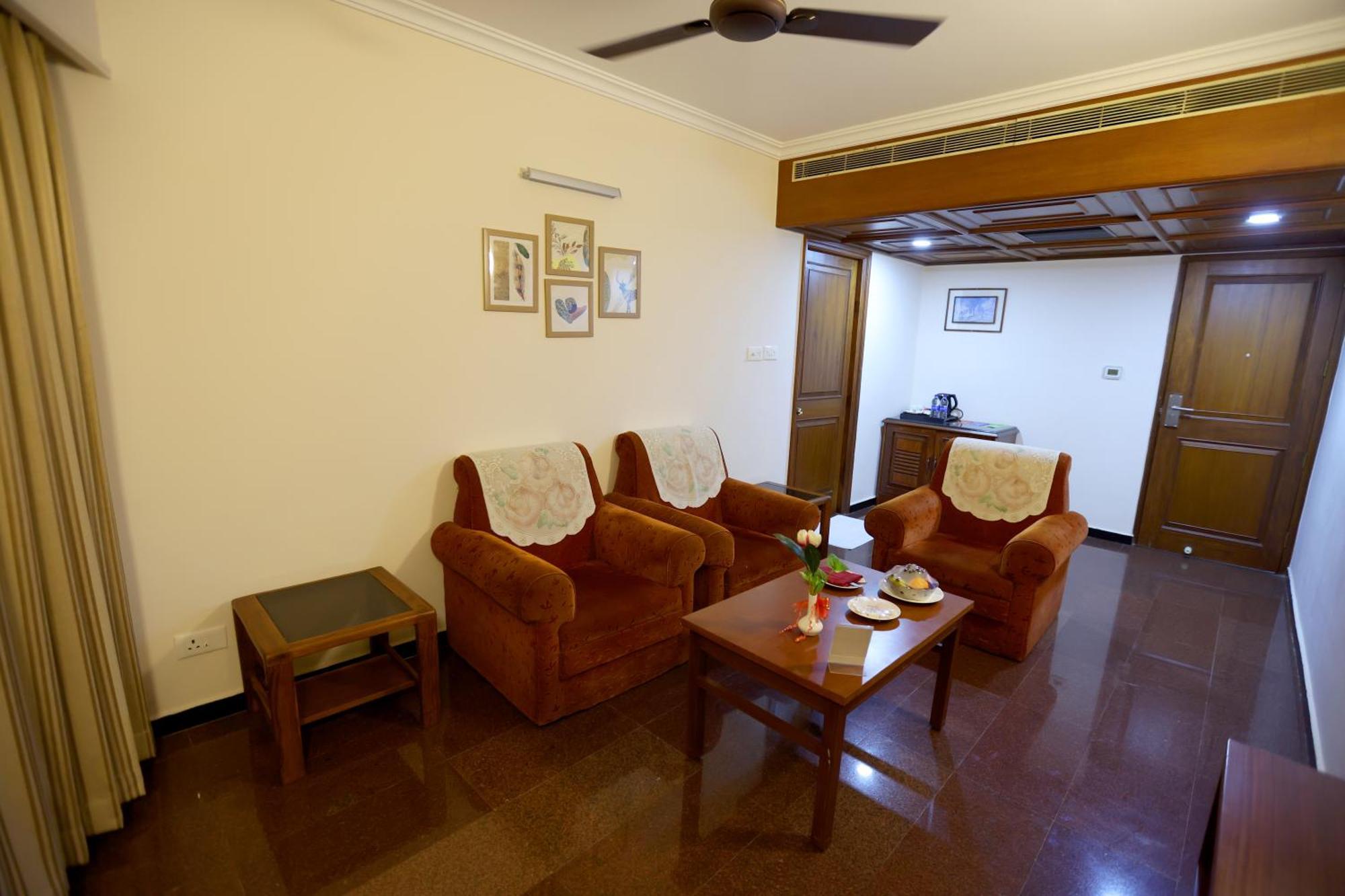 Отель Breeze Residency Tiruchirappalli Экстерьер фото