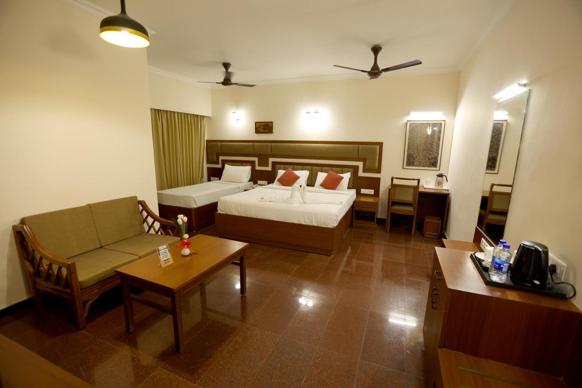 Отель Breeze Residency Tiruchirappalli Экстерьер фото