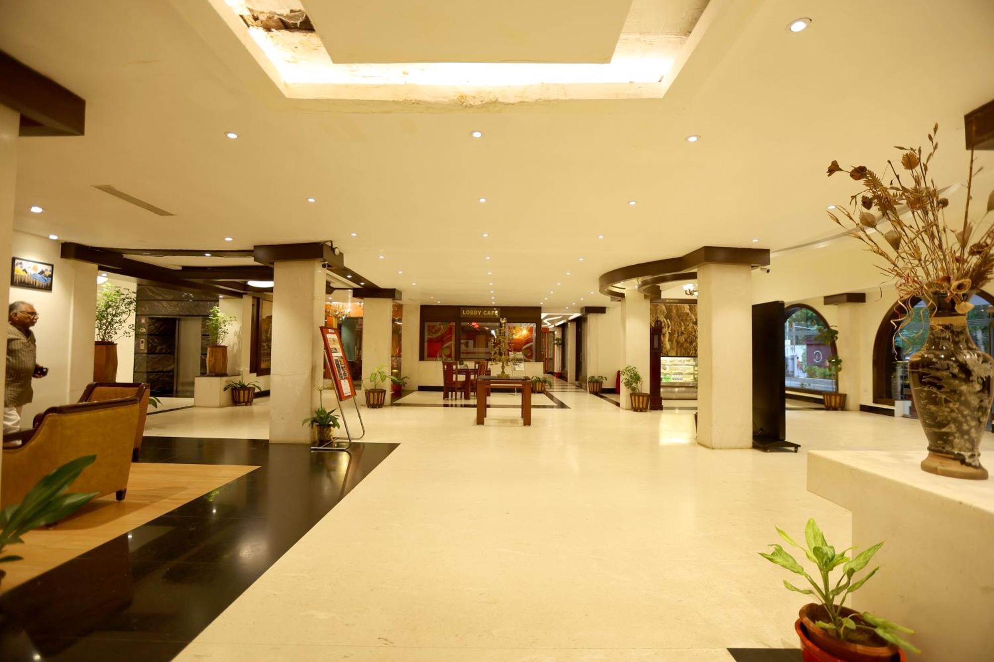 Отель Breeze Residency Tiruchirappalli Экстерьер фото