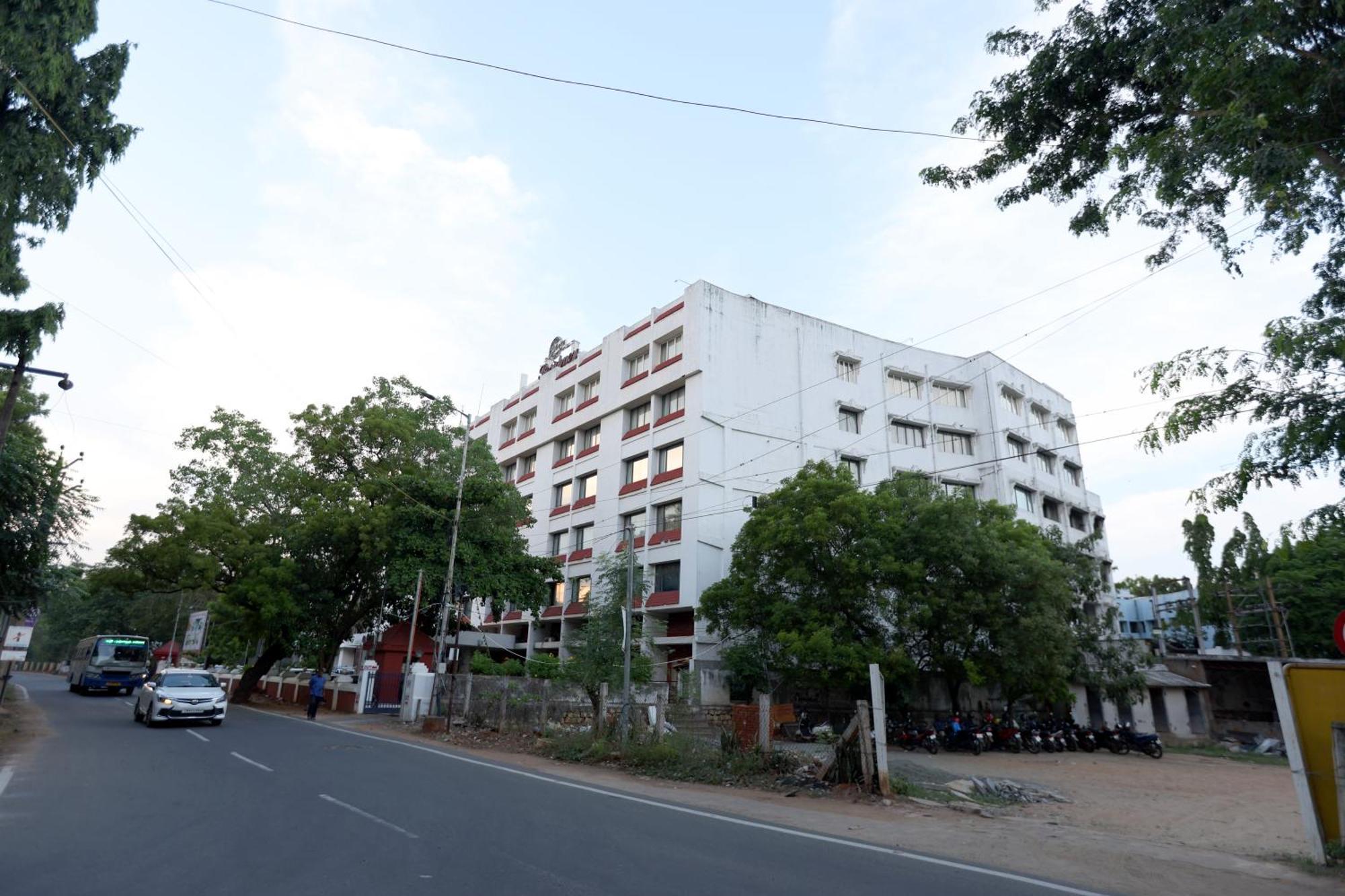 Отель Breeze Residency Tiruchirappalli Экстерьер фото